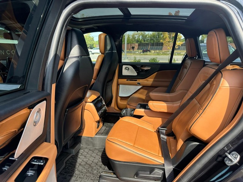 Lincoln Aviator Vehicle Full-screen Gallery Image 10