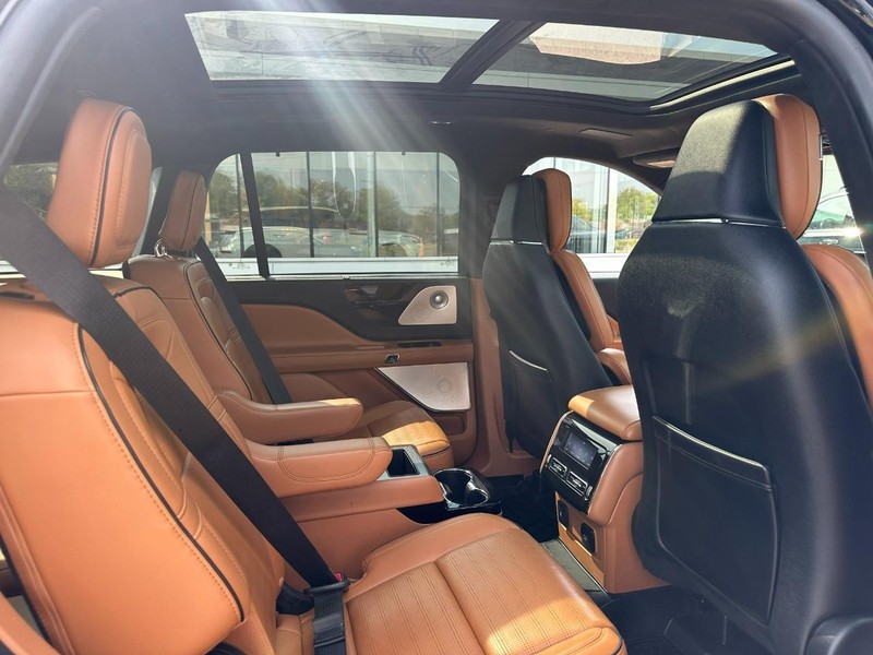 Lincoln Aviator Vehicle Full-screen Gallery Image 11