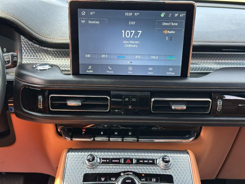 Lincoln Aviator Vehicle Full-screen Gallery Image 16