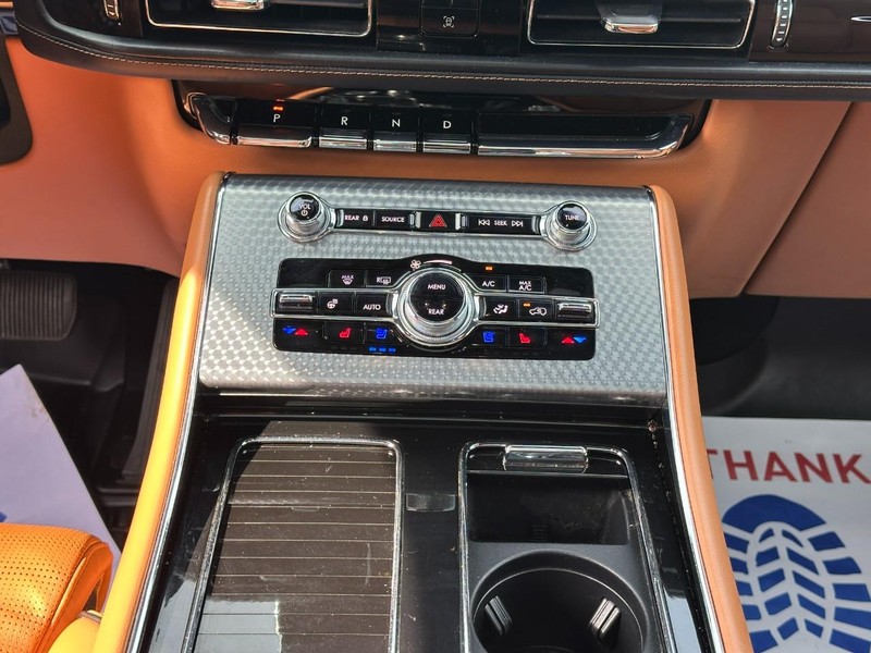 Lincoln Aviator Vehicle Full-screen Gallery Image 17