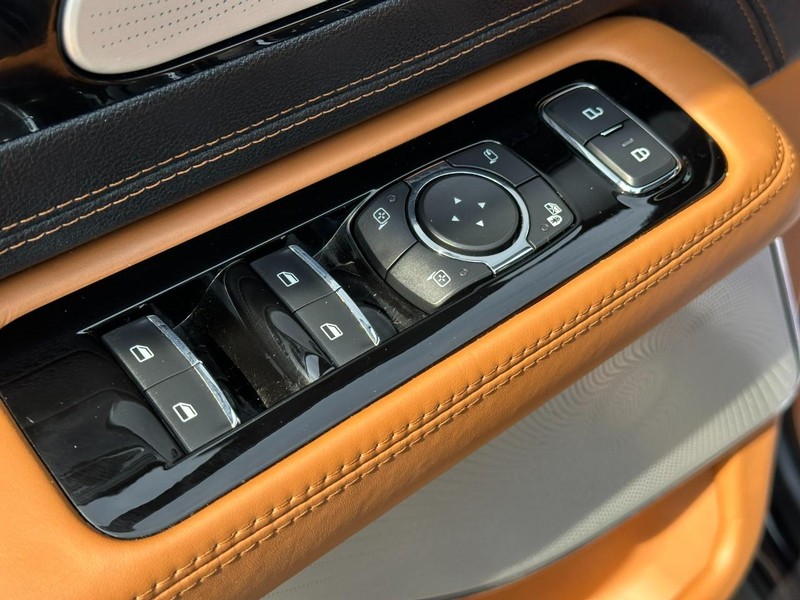 Lincoln Aviator Vehicle Full-screen Gallery Image 19