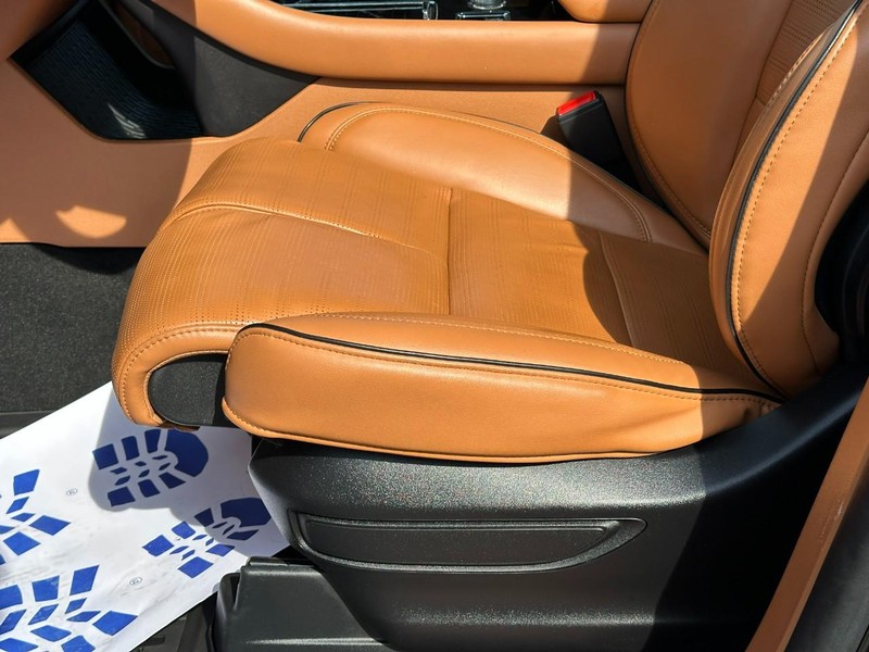 Lincoln Aviator Vehicle Full-screen Gallery Image 21