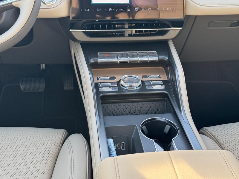 Lincoln Nautilus Vehicle Full-screen Gallery Image 16