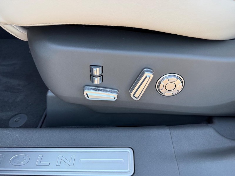 Lincoln Nautilus Vehicle Full-screen Gallery Image 17