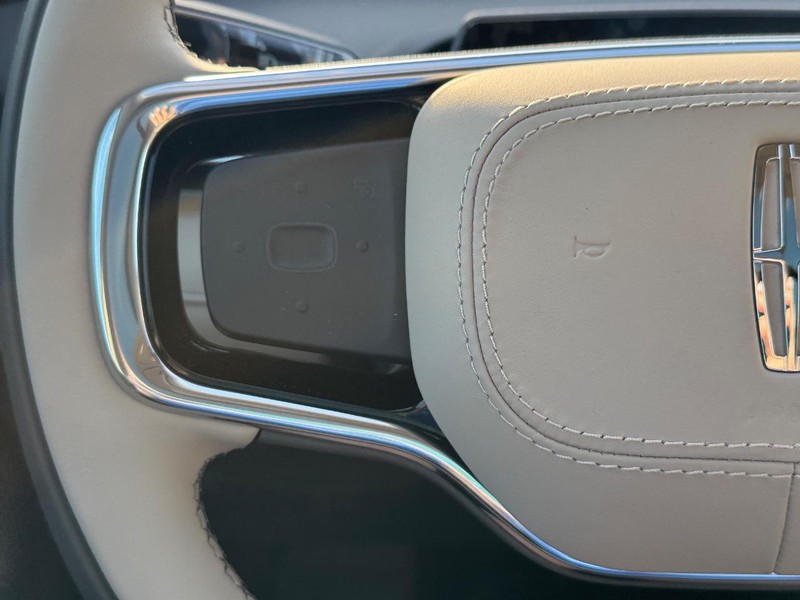Lincoln Nautilus Vehicle Full-screen Gallery Image 21