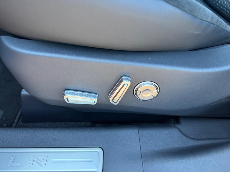 Lincoln Nautilus Vehicle Full-screen Gallery Image 18