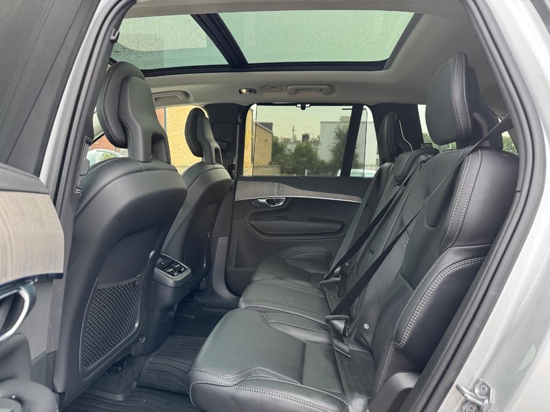 Volvo XC90 Vehicle Full-screen Gallery Image 11