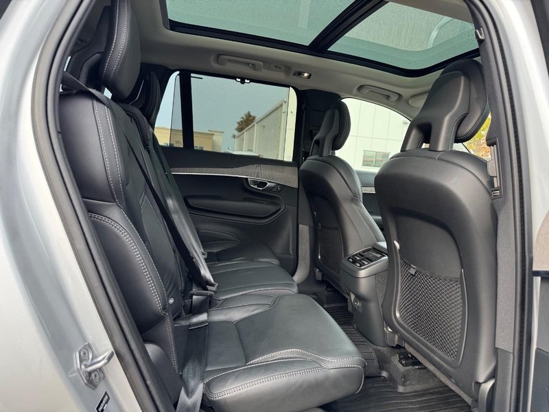 Volvo XC90 Vehicle Full-screen Gallery Image 13