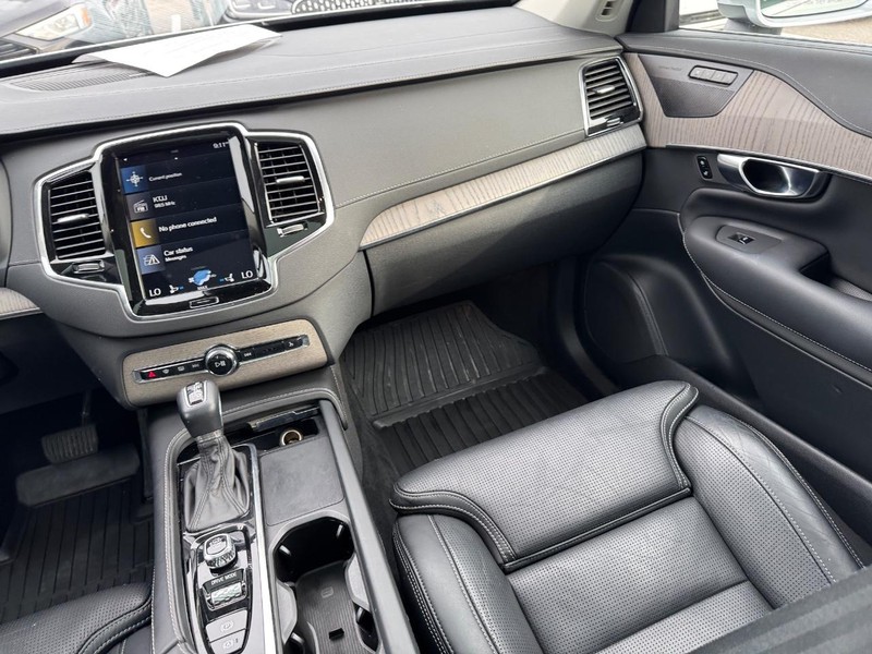 Volvo XC90 Vehicle Full-screen Gallery Image 17