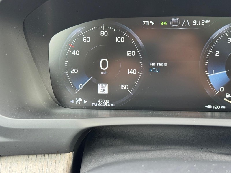 Volvo XC90 Vehicle Full-screen Gallery Image 25