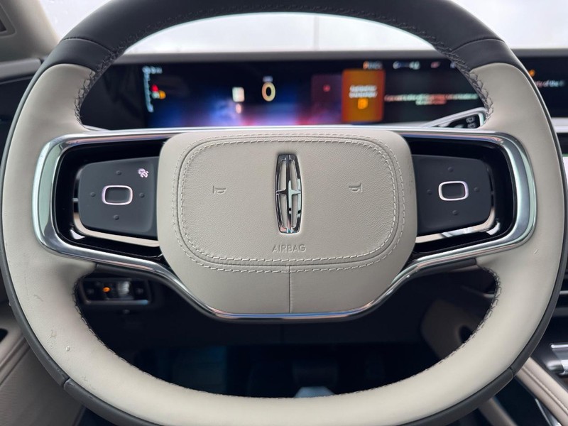 Lincoln Nautilus Vehicle Full-screen Gallery Image 20