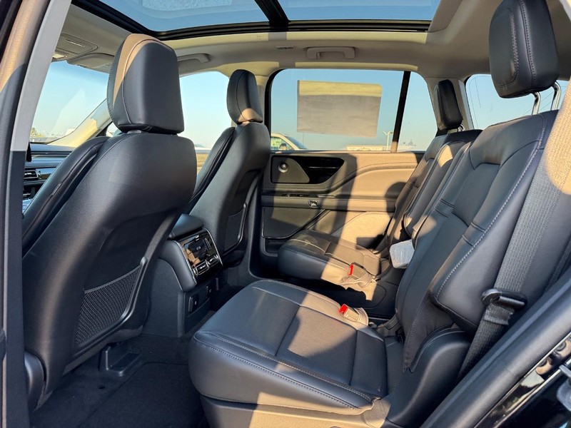 Lincoln Aviator Vehicle Full-screen Gallery Image 11