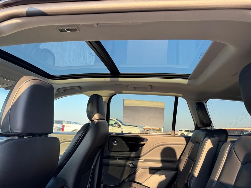 Lincoln Aviator Vehicle Full-screen Gallery Image 12