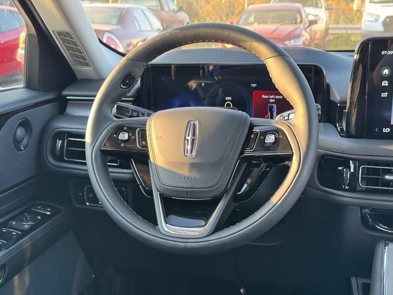 Lincoln Aviator Vehicle Full-screen Gallery Image 15
