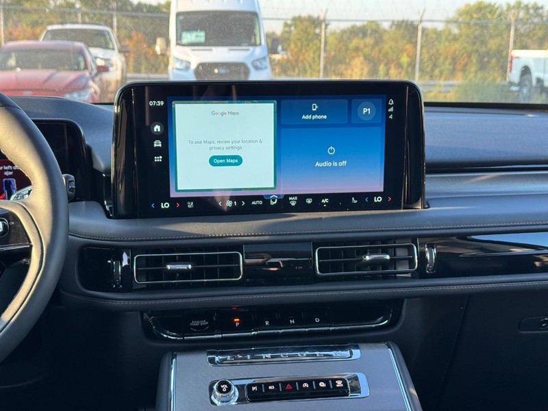 Lincoln Aviator Vehicle Full-screen Gallery Image 16