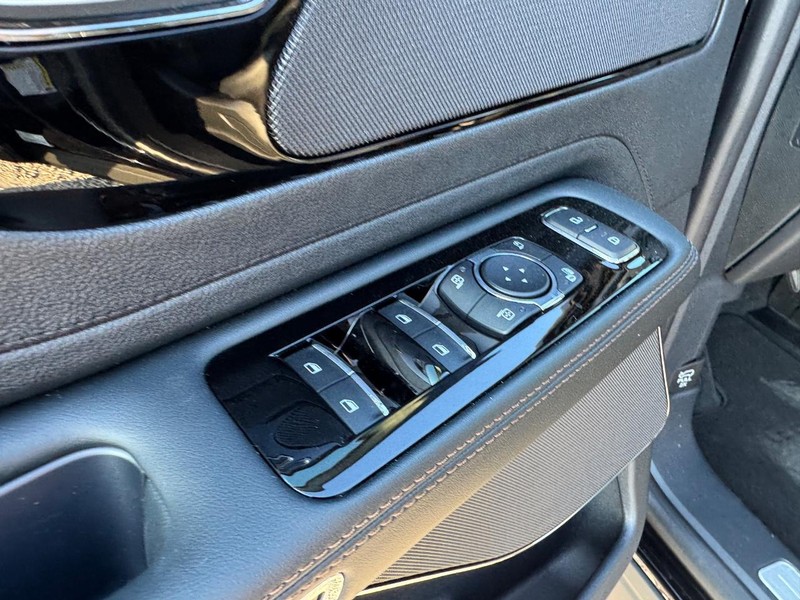 Lincoln Aviator Vehicle Full-screen Gallery Image 19