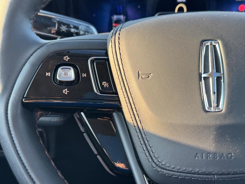 Lincoln Aviator Vehicle Full-screen Gallery Image 22