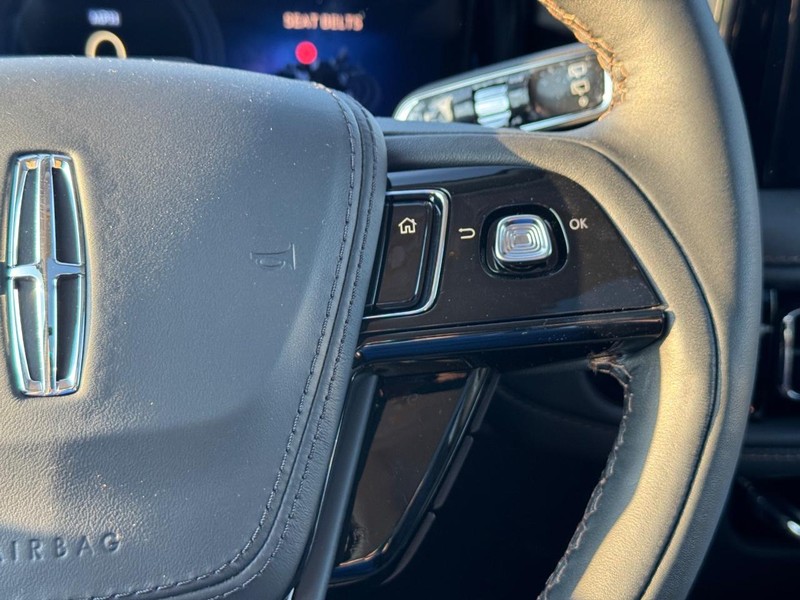 Lincoln Aviator Vehicle Full-screen Gallery Image 23