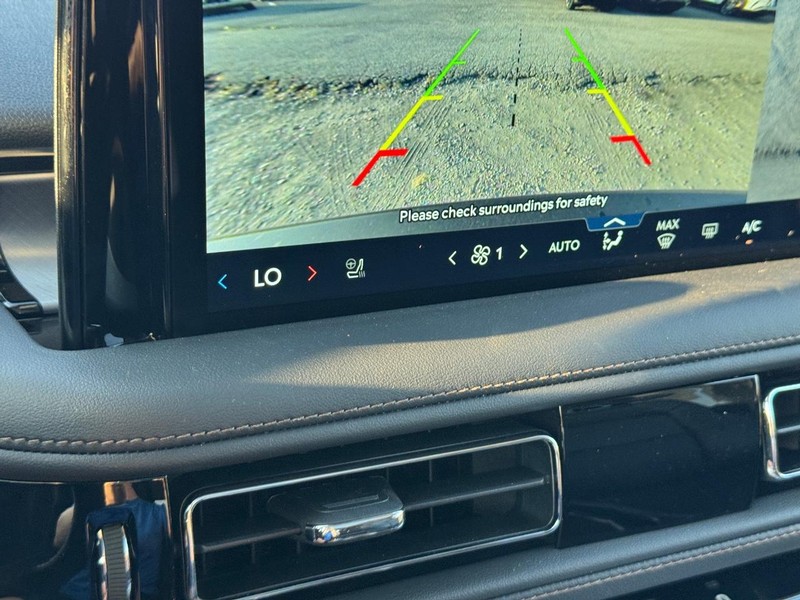Lincoln Aviator Vehicle Full-screen Gallery Image 24