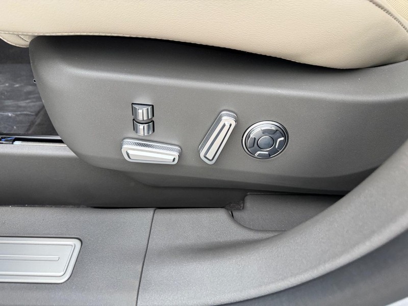 Lincoln Nautilus Vehicle Full-screen Gallery Image 17