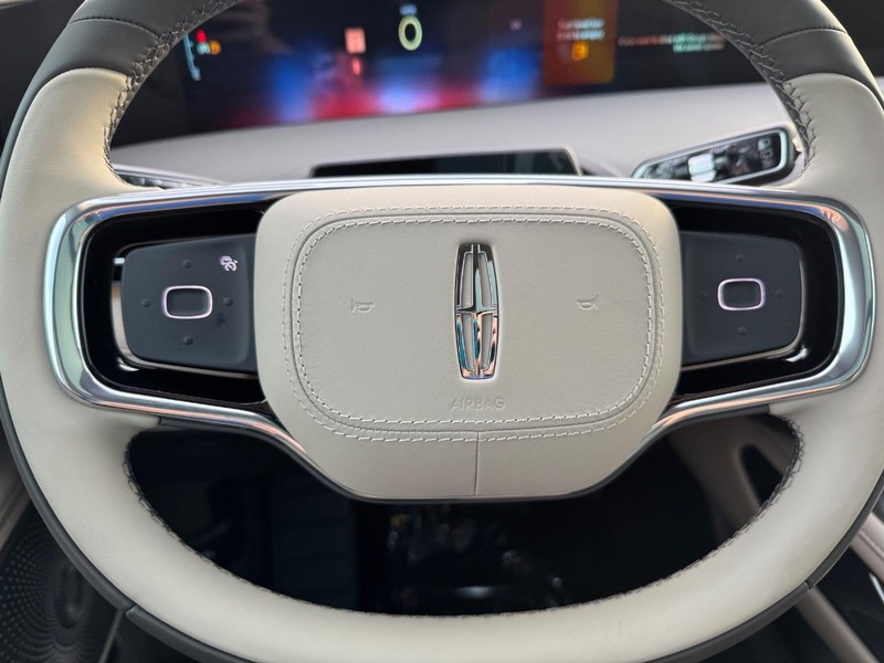 Lincoln Nautilus Vehicle Full-screen Gallery Image 20