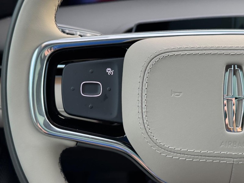 Lincoln Nautilus Vehicle Full-screen Gallery Image 21