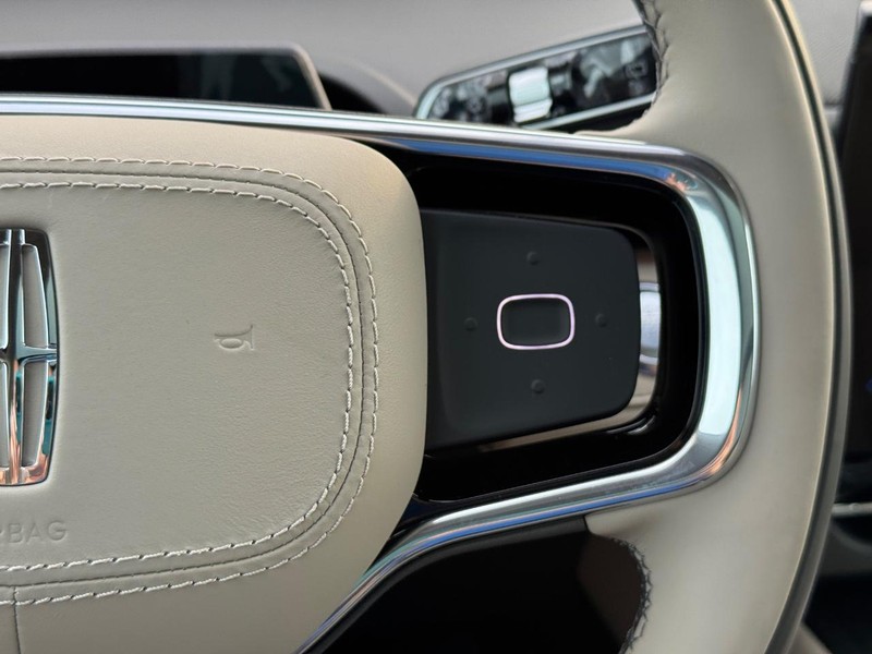 Lincoln Nautilus Vehicle Full-screen Gallery Image 22