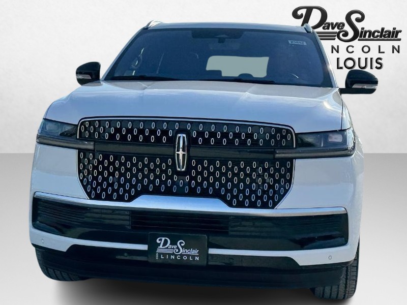 Lincoln Navigator L Vehicle Full-screen Gallery Image 02