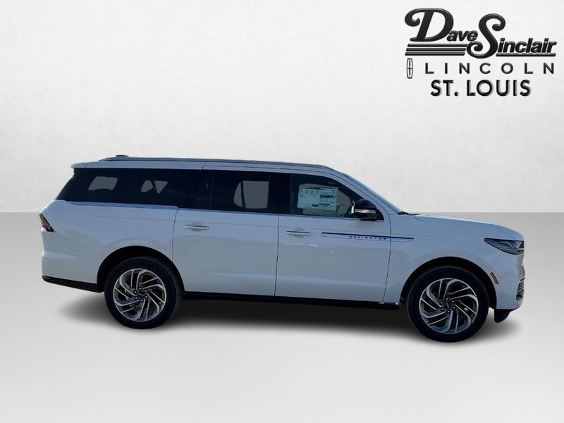 Lincoln Navigator L Vehicle Full-screen Gallery Image 04