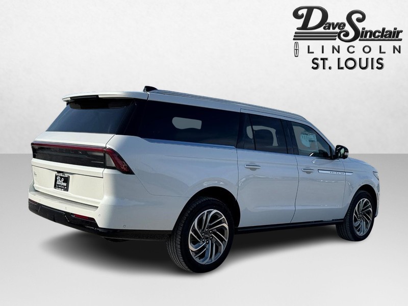 Lincoln Navigator L Vehicle Full-screen Gallery Image 05