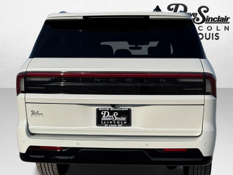 Lincoln Navigator L Vehicle Full-screen Gallery Image 06