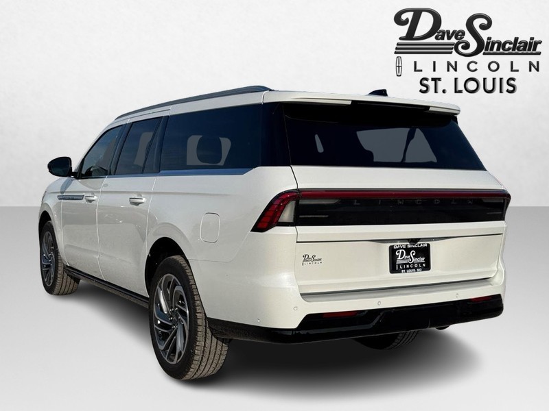 Lincoln Navigator L Vehicle Full-screen Gallery Image 07