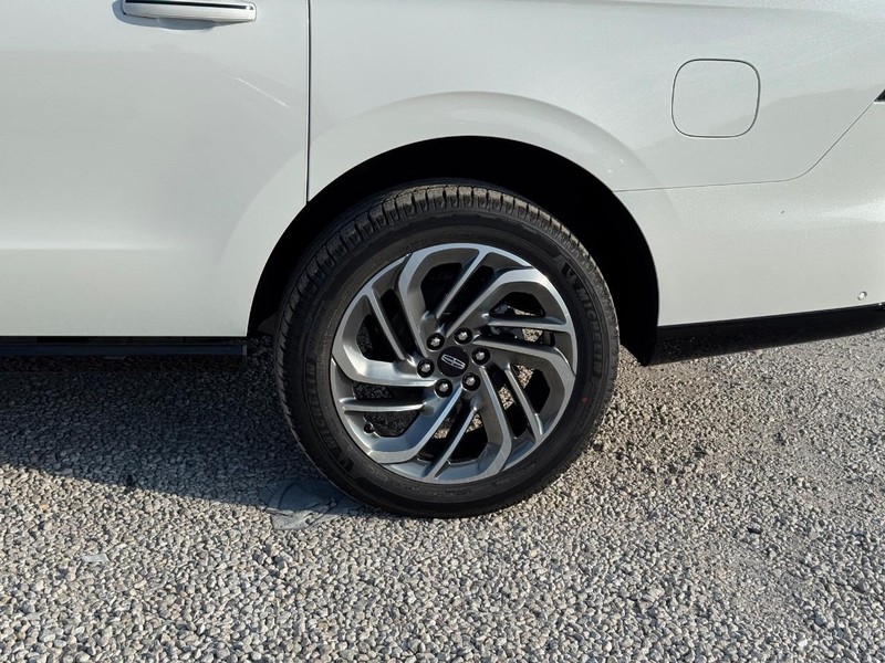 Lincoln Navigator L Vehicle Full-screen Gallery Image 10