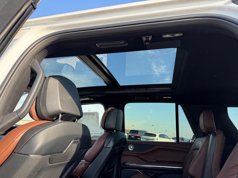 Lincoln Navigator L Vehicle Full-screen Gallery Image 12