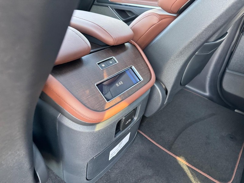 Lincoln Navigator L Vehicle Full-screen Gallery Image 13