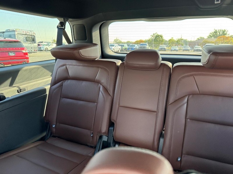 Lincoln Navigator L Vehicle Full-screen Gallery Image 14