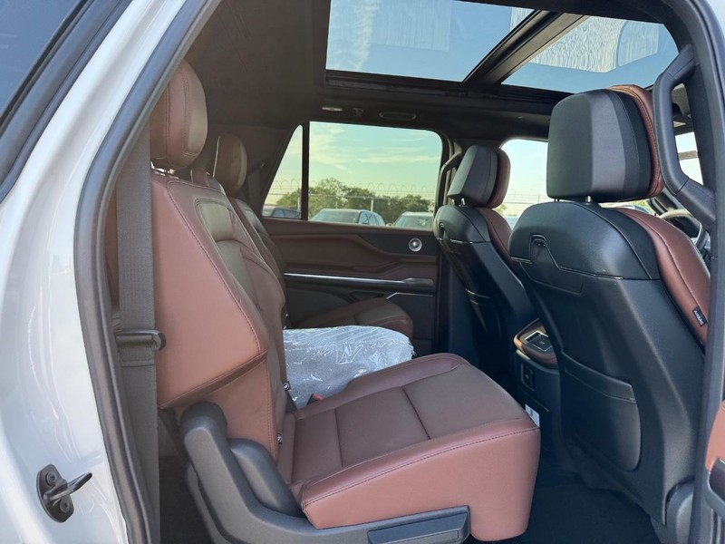 Lincoln Navigator L Vehicle Full-screen Gallery Image 15