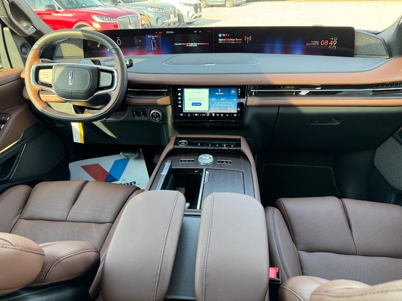 Lincoln Navigator L Vehicle Full-screen Gallery Image 16