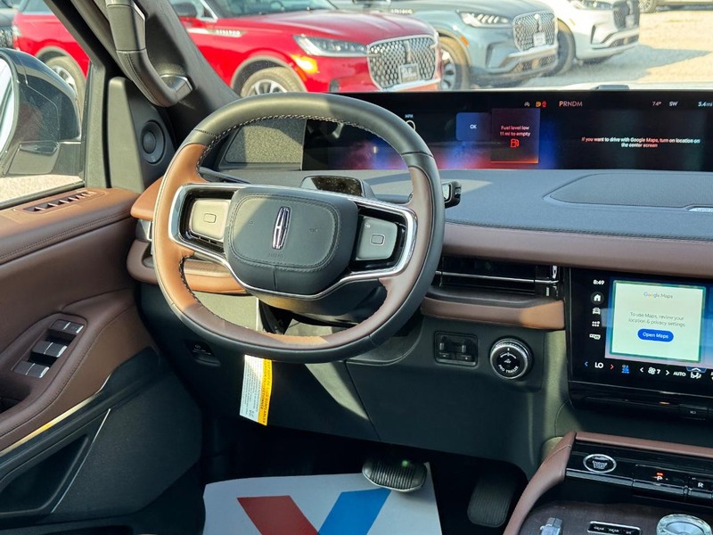 Lincoln Navigator L Vehicle Full-screen Gallery Image 17