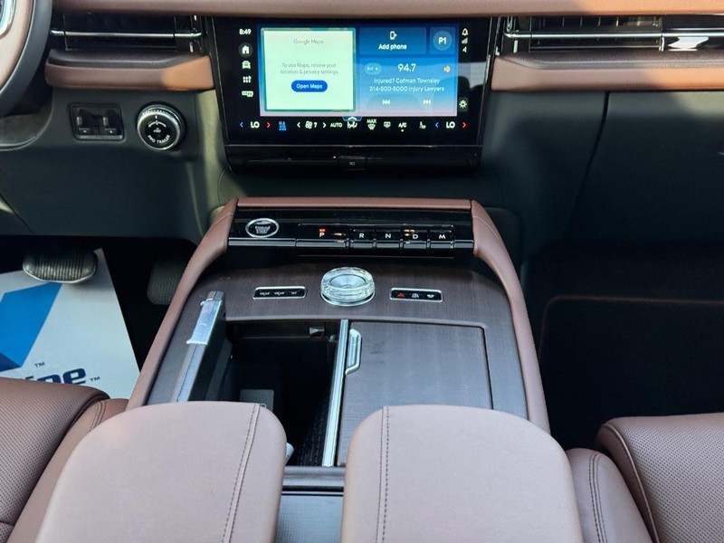 Lincoln Navigator L Vehicle Full-screen Gallery Image 19