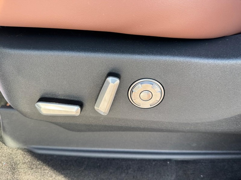 Lincoln Navigator L Vehicle Full-screen Gallery Image 20