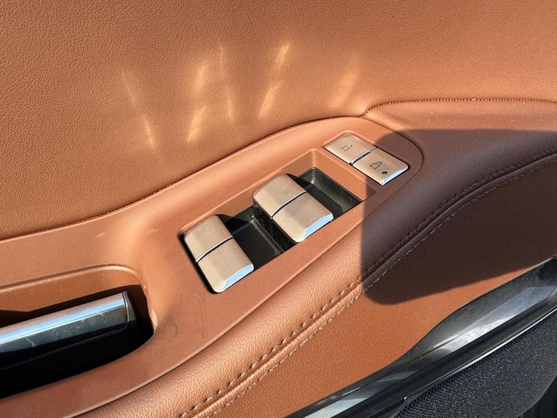 Lincoln Navigator L Vehicle Full-screen Gallery Image 21