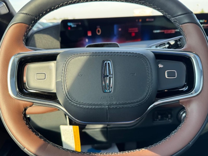 Lincoln Navigator L Vehicle Full-screen Gallery Image 22