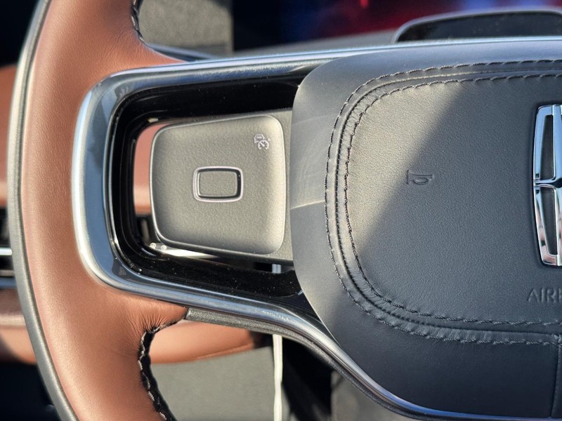 Lincoln Navigator L Vehicle Full-screen Gallery Image 23