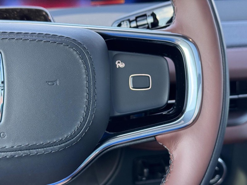 Lincoln Navigator L Vehicle Full-screen Gallery Image 24