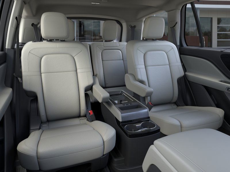Lincoln Aviator Vehicle Full-screen Gallery Image 12