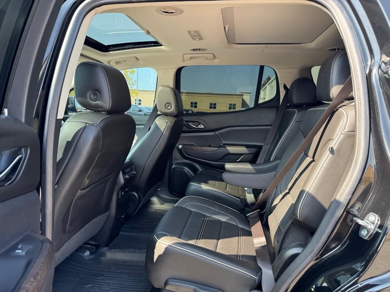 GMC Acadia Vehicle Full-screen Gallery Image 10
