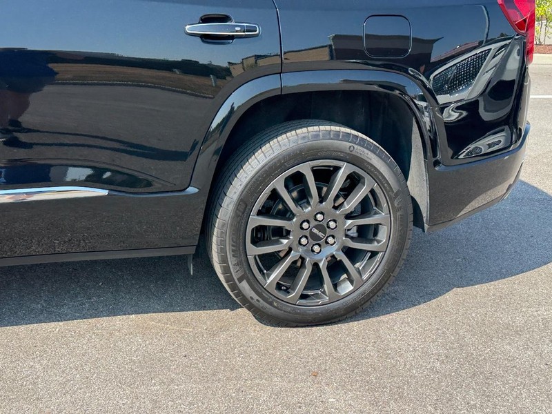 GMC Acadia Vehicle Full-screen Gallery Image 11