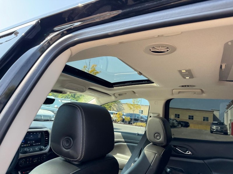 GMC Acadia Vehicle Full-screen Gallery Image 12