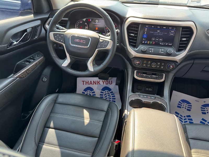 GMC Acadia Vehicle Full-screen Gallery Image 15